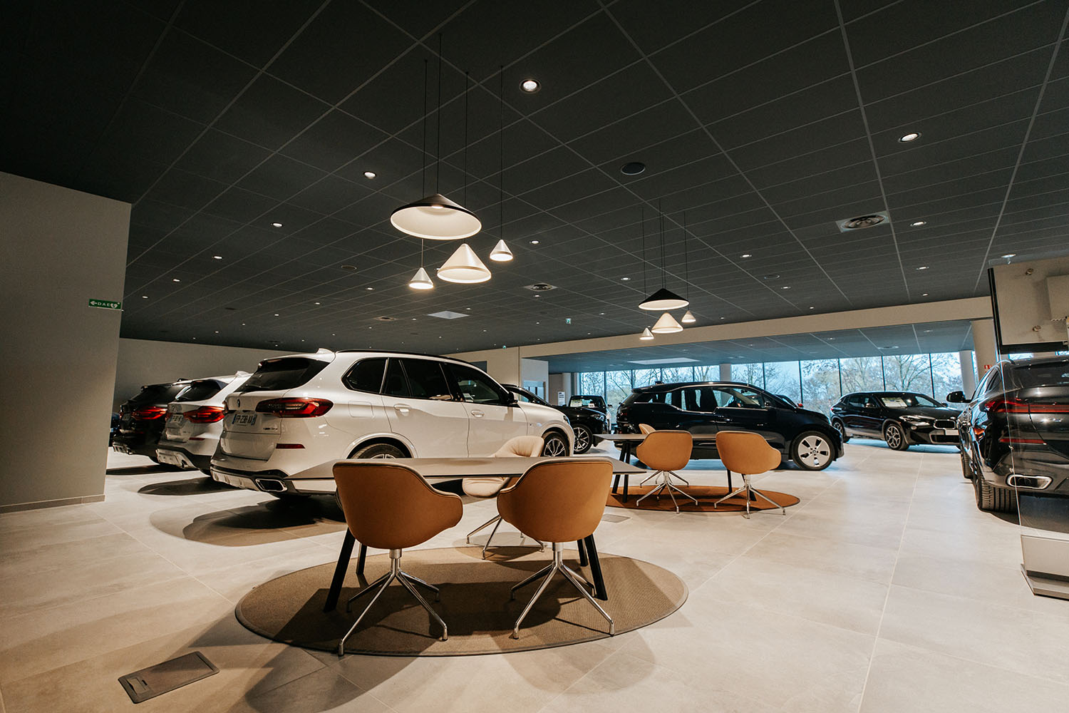 PHOTO DES LUMIÈRES SUSPENDUES INSTALLÉES PAR PERRUCHOT ÉLECTRICITÉ DANS LE GARAGE BMW