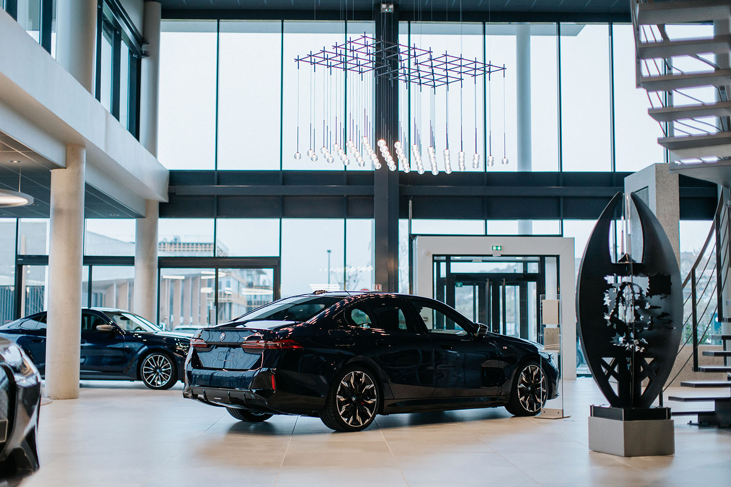 PHOTO DES LUMIÈRES SUSPENDUES INSTALLÉES PAR PERRUCHOT ÉLECTRICITÉ DANS LE GARAGE BMW