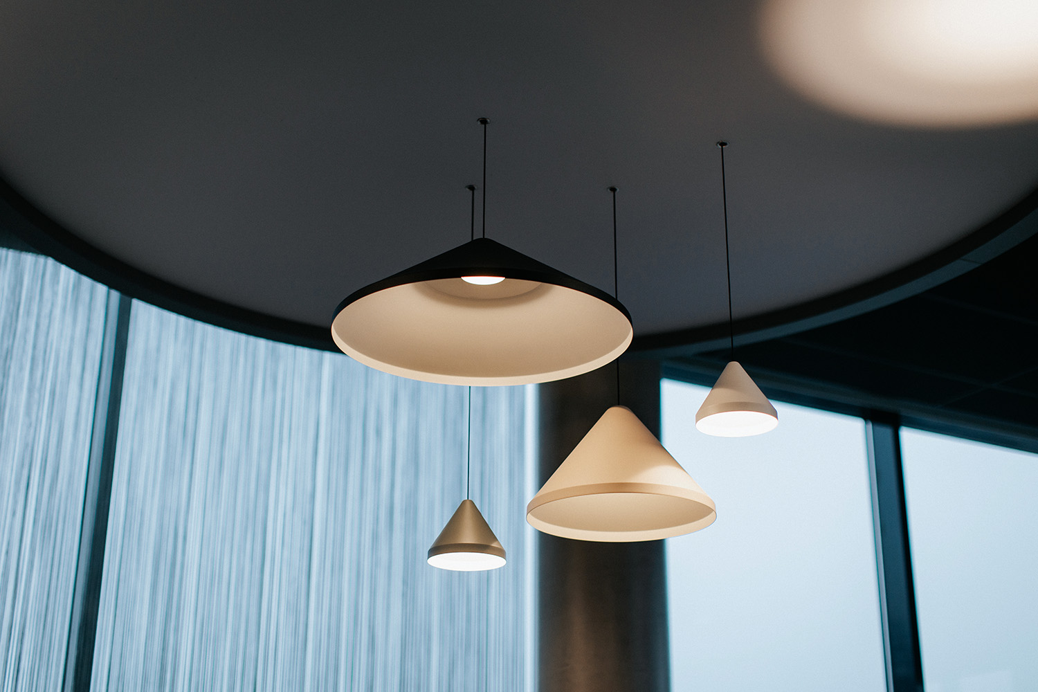 PHOTO DE LAMPES SURSPENDUES EN FORME DE CÔNE