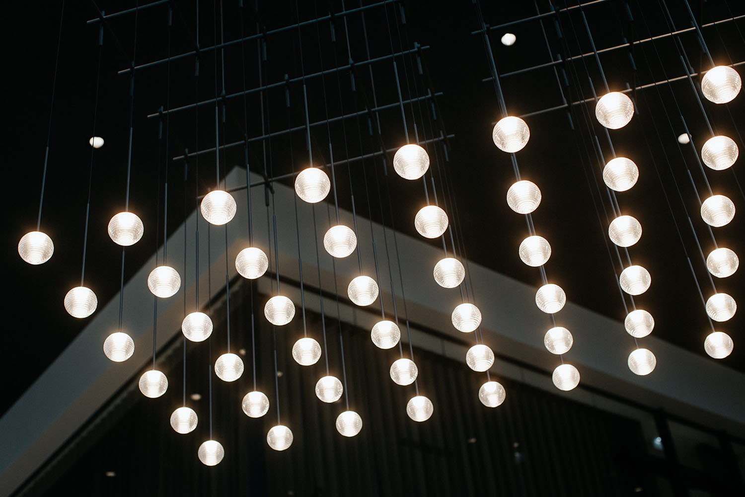 PHOTO DES LUMIÈRES SUSPENDUES INSTALLÉES PAR PERRUCHOT ÉLECTRICITÉ DANS LE GARAGE BMW