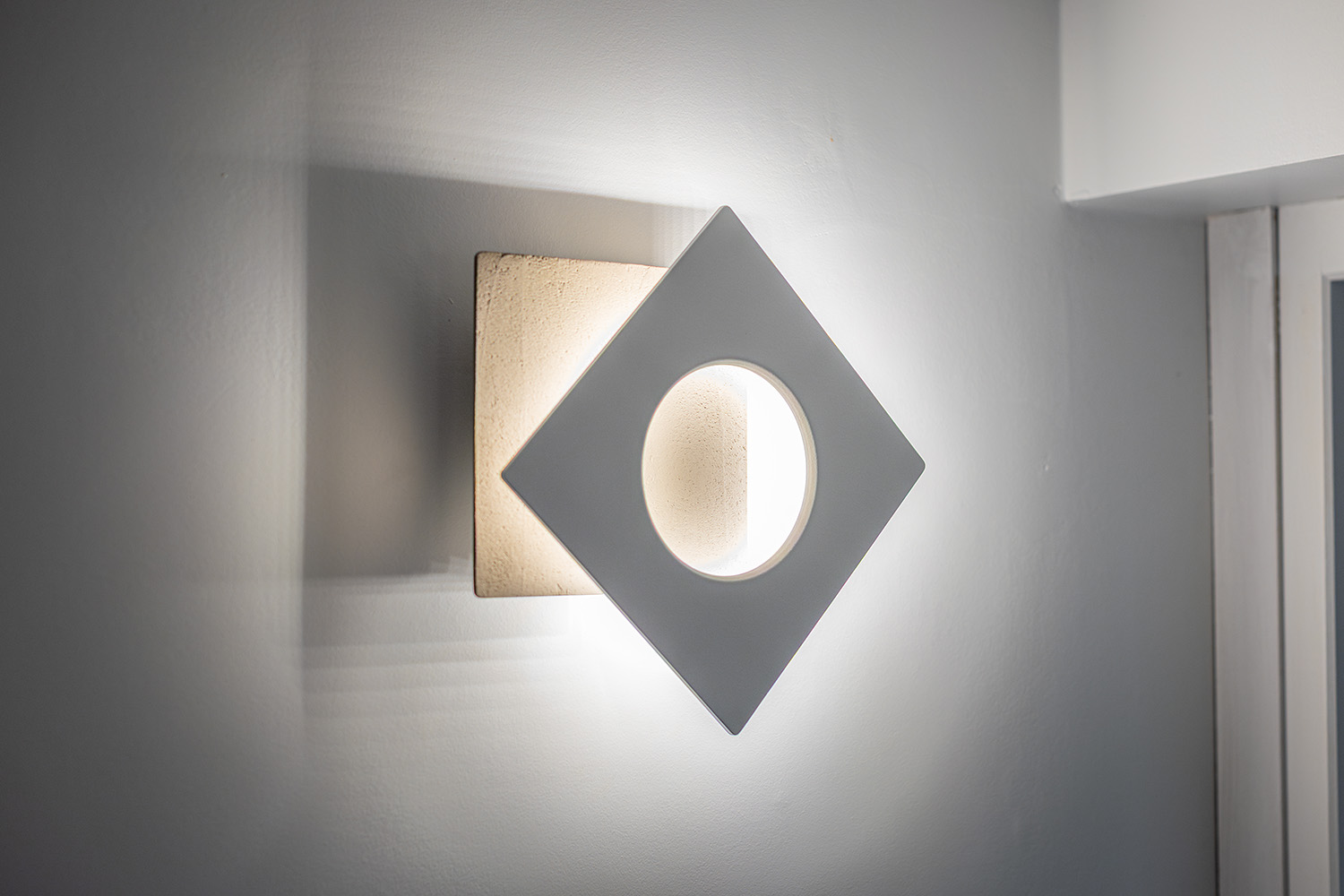 PHOTO D'UNE LUMIÈRE FIXÉE AU MUR